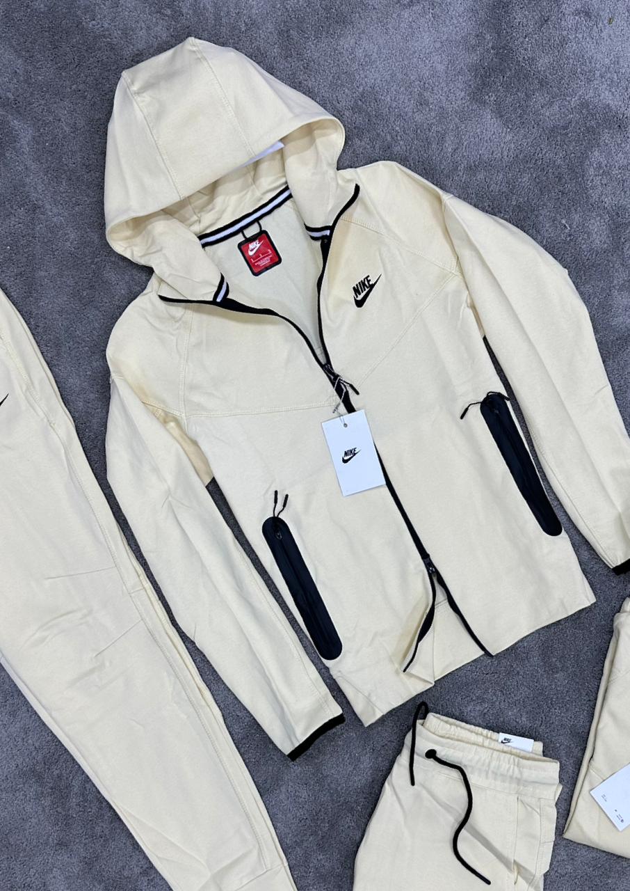 Chandal Nike Tech ( Crema )