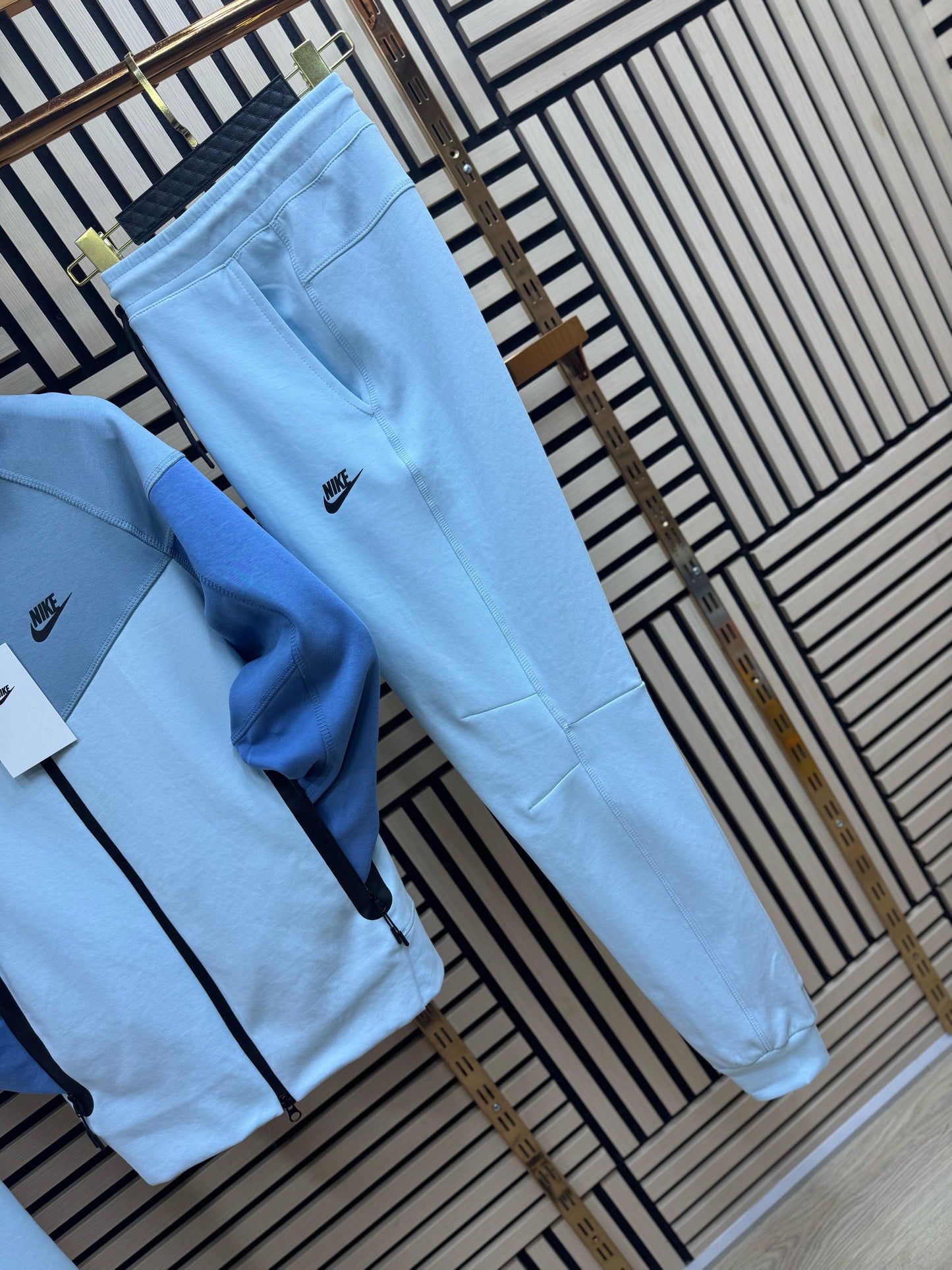 CHANDAL NIKE TECH CELESTE