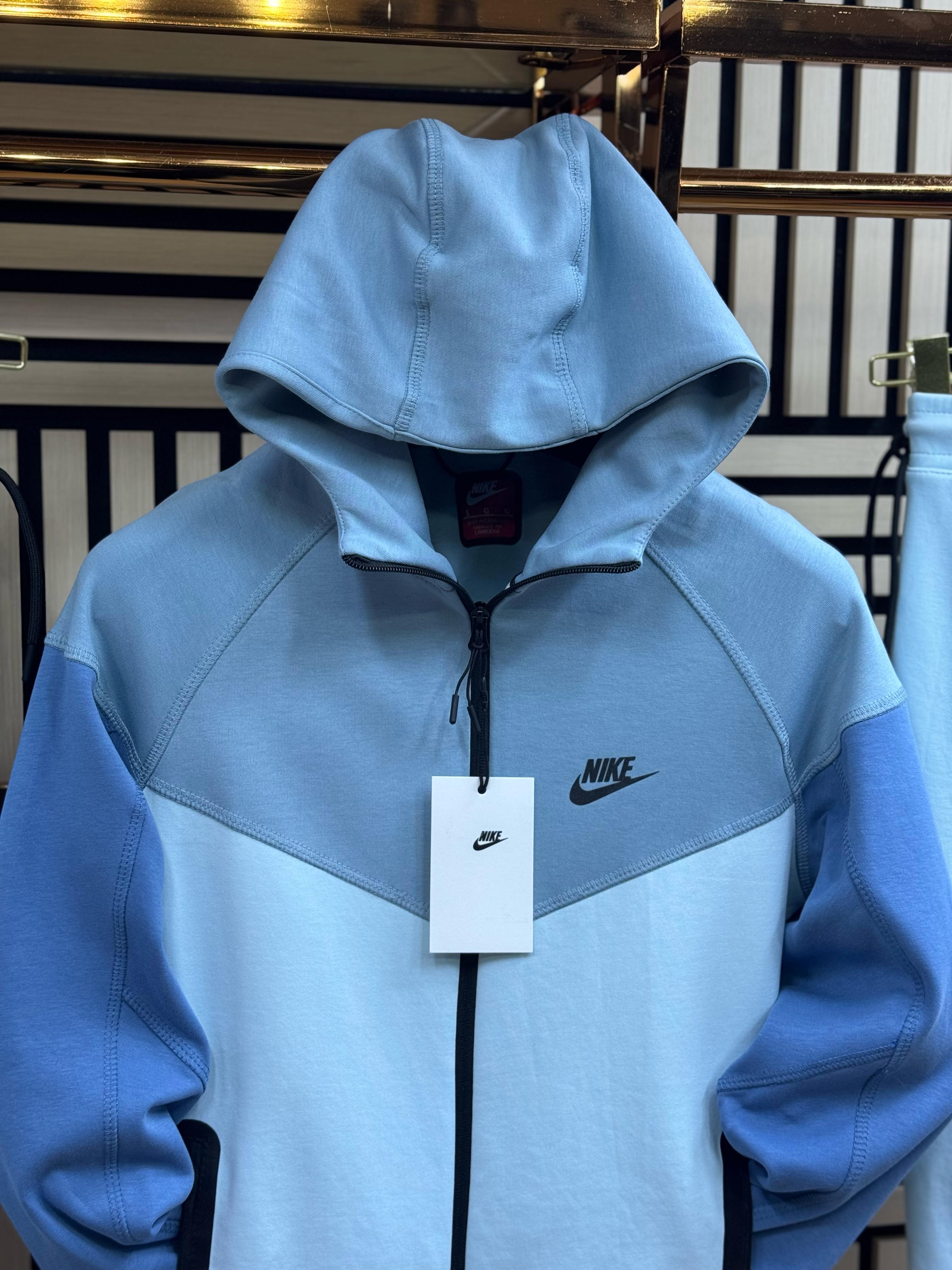 CHANDAL NIKE TECH CELESTE