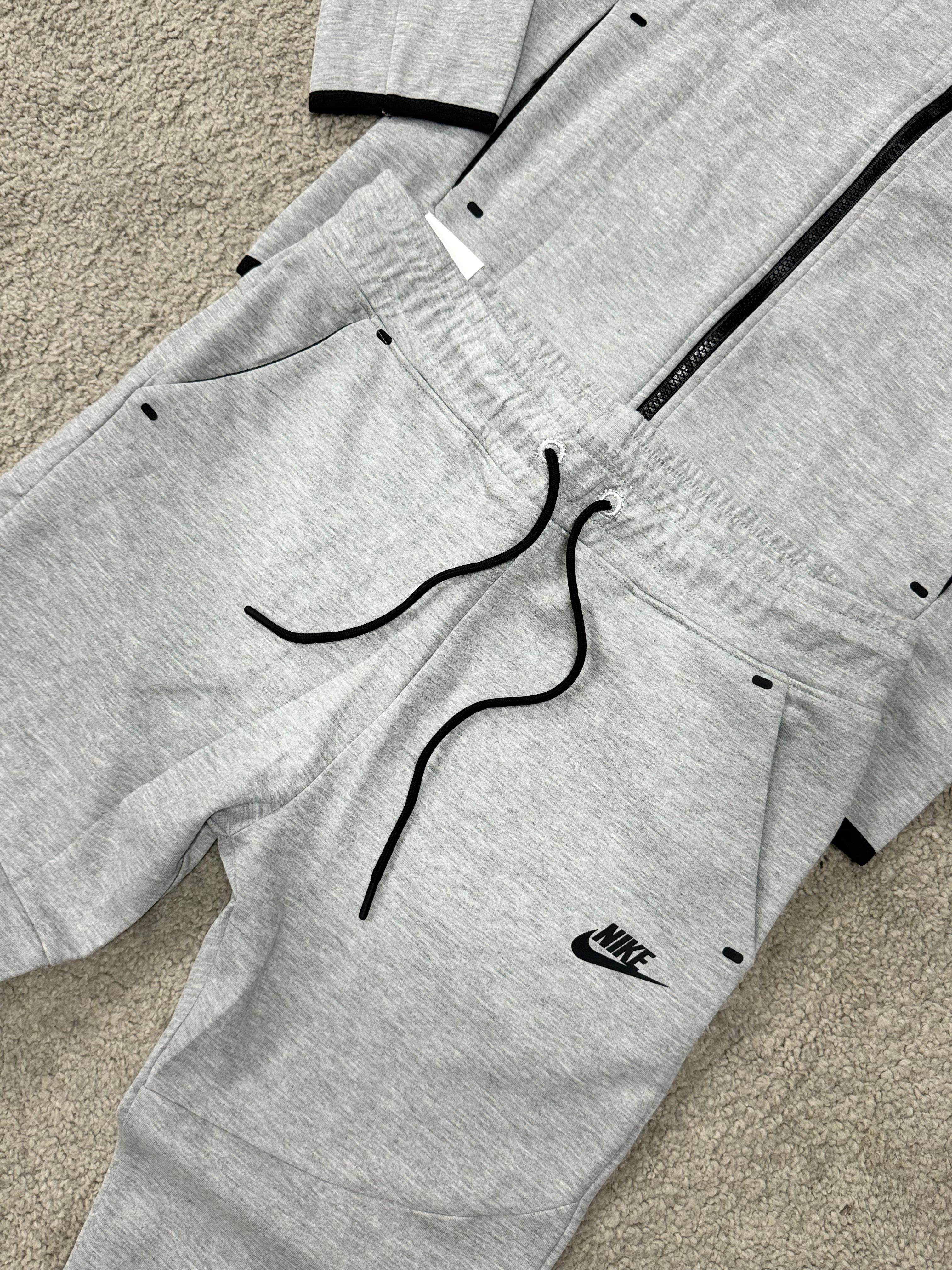 NIKE TECH FLEECE GRIS G5