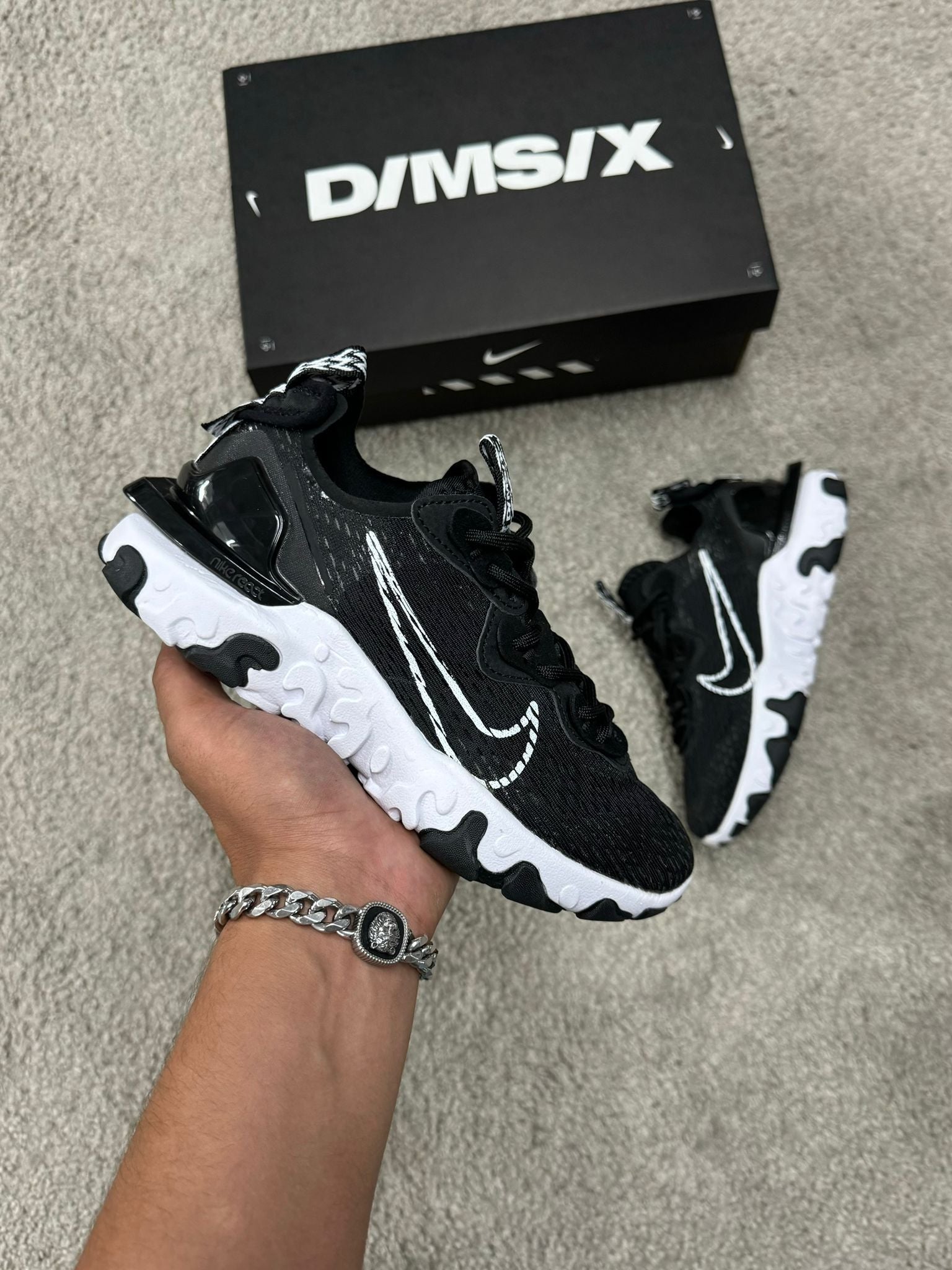 NIKE REACT NEGRAS Y BLANCAS