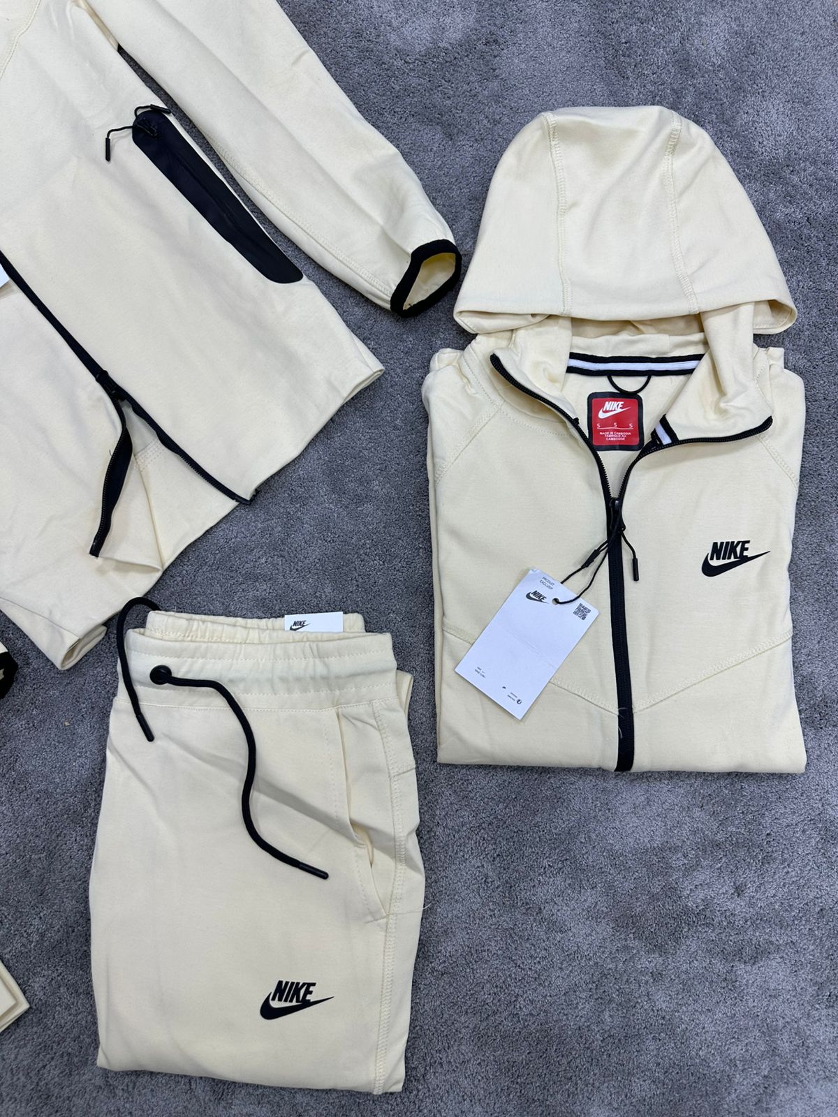 Chandal Nike Tech ( Crema )