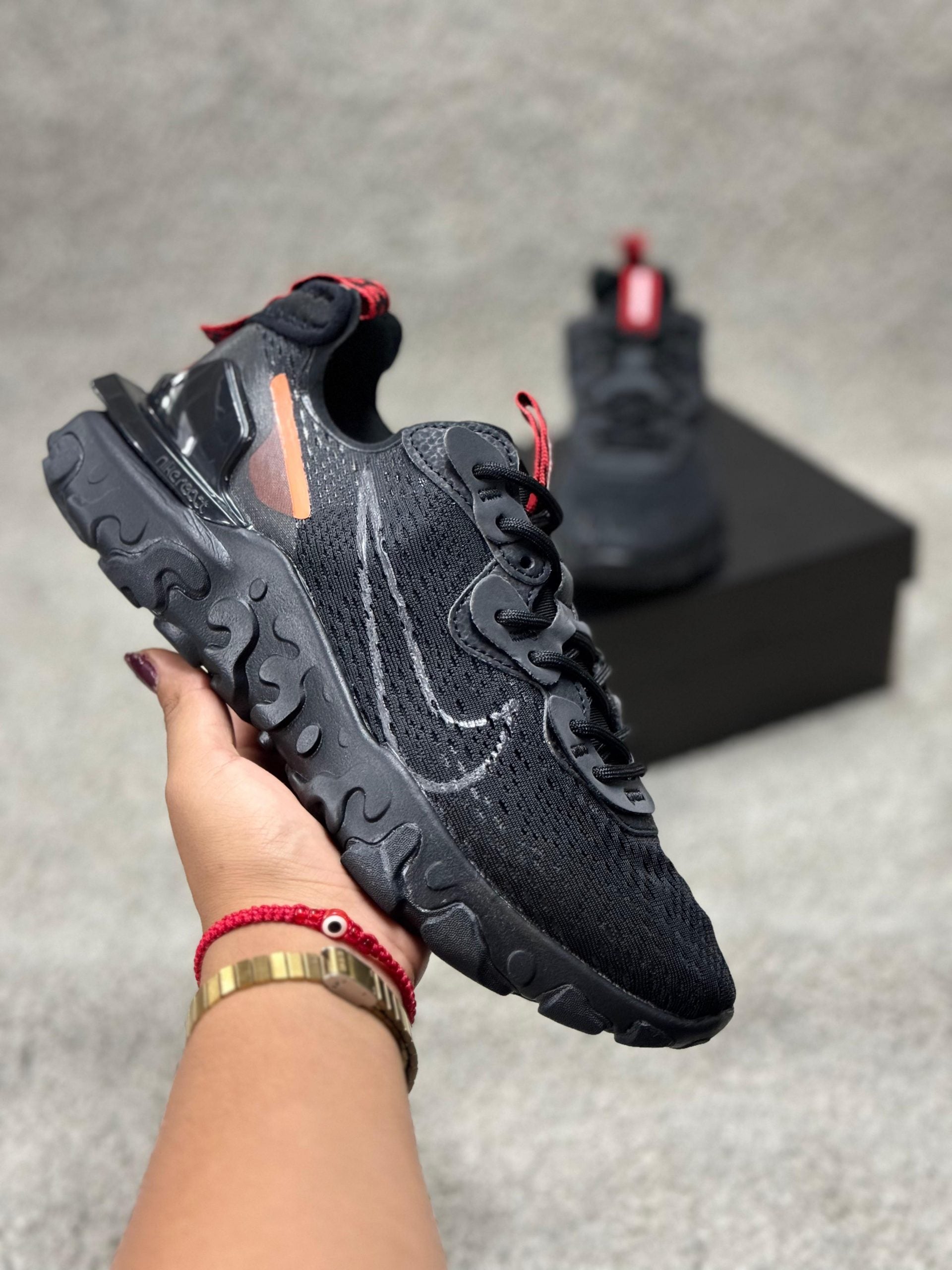 NIKE REACT NEGRAS Y ROJAS