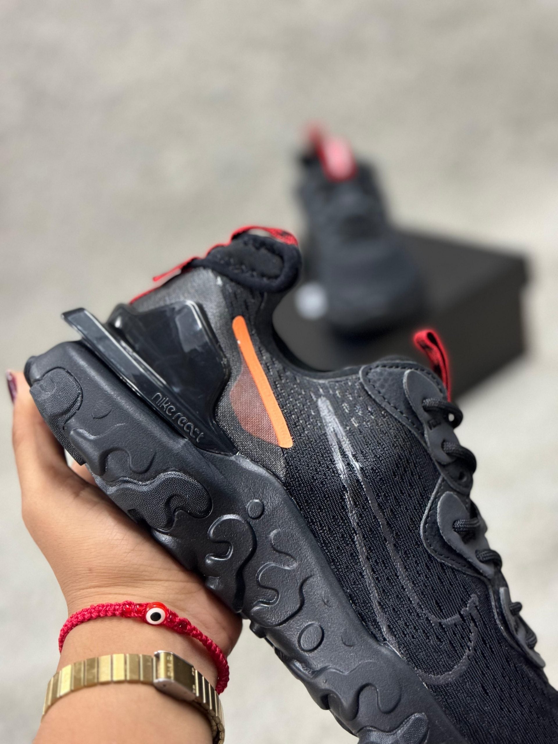 NIKE REACT NEGRAS Y ROJAS