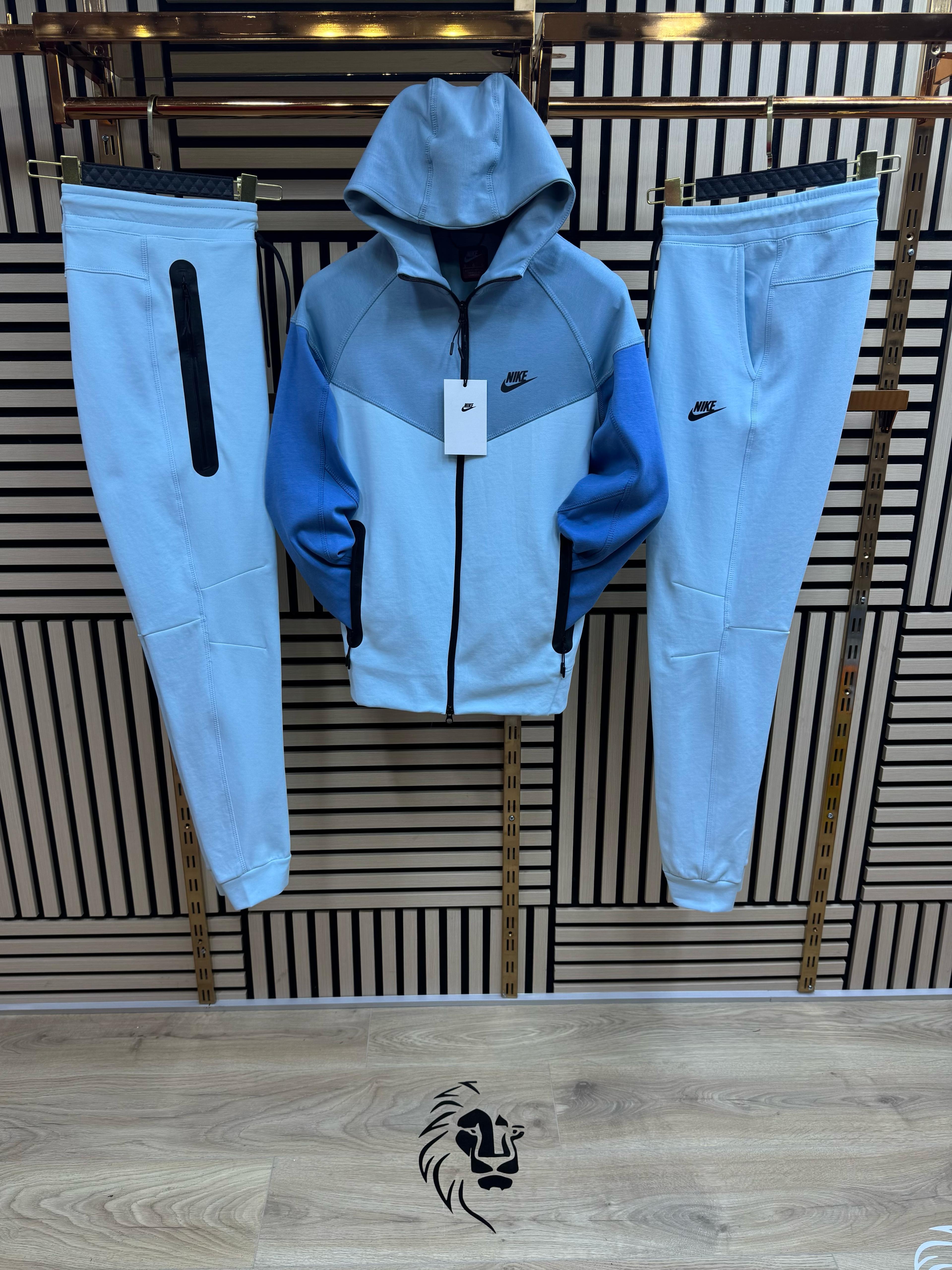 CHANDAL NIKE TECH CELESTE