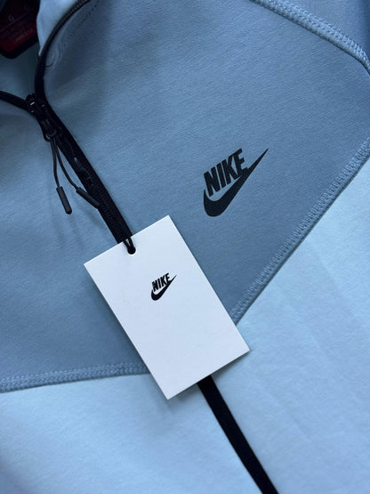 CHANDAL NIKE TECH CELESTE