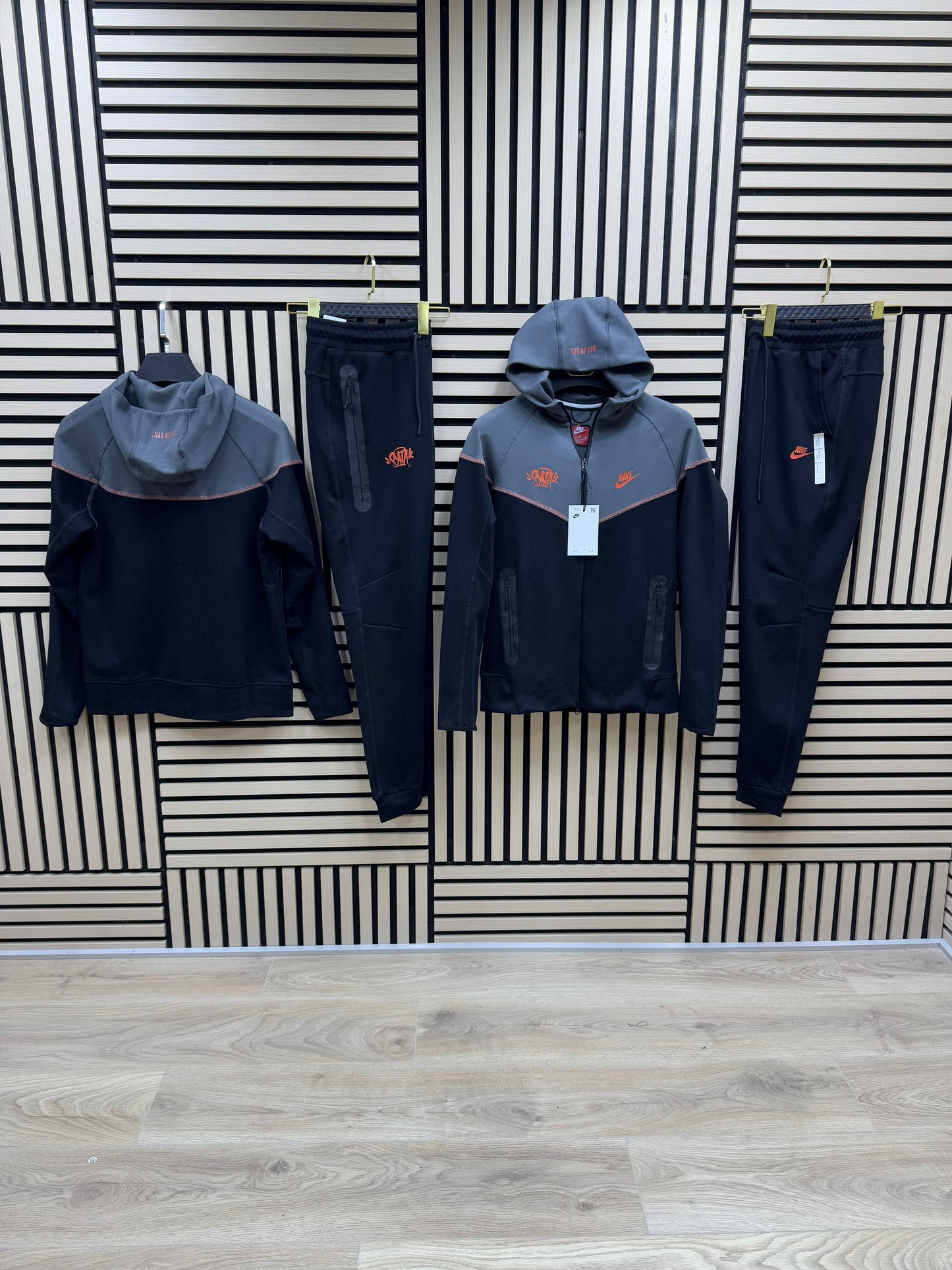 NIKE TECH SYNA WORLD